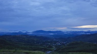 Gün doğumu, hareket eden bulutlar, RANAU PARK 'taki köy zaman çizelgesi görüntüleri. ZOM IN