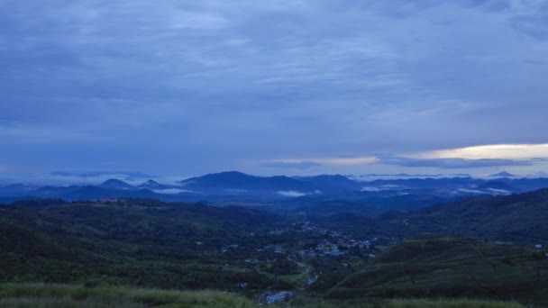 Salida Del Sol Nubes Movimiento Imágenes Del Timelapse Del Pueblo — Vídeos de Stock