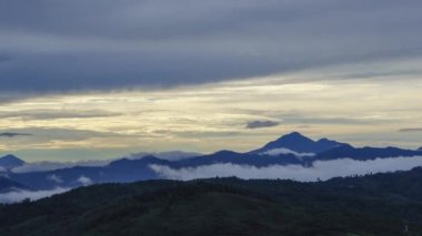 Köyün üzerinde sürüklenen hızlı bulutların güzel manzarası. Yumuşak Odaklanma. RANAU PARK, SABAH, BORNEO 'DA KALDI.