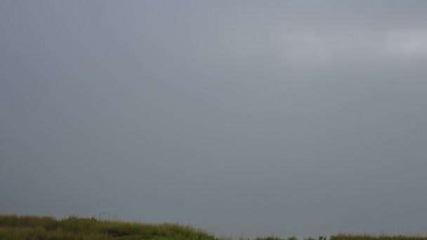 Όμορφη Θέα Του Τοπίου Κοιλάδα Γρήγορη Κύλιση Σύννεφα Παρασύρεται Πάνω — Αρχείο Βίντεο