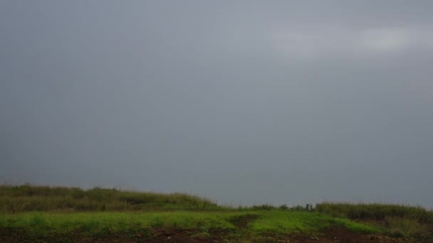 Hermosa Vista Del Paisaje Del Valle Con Nubes Rápidas Deriva — Vídeos de Stock