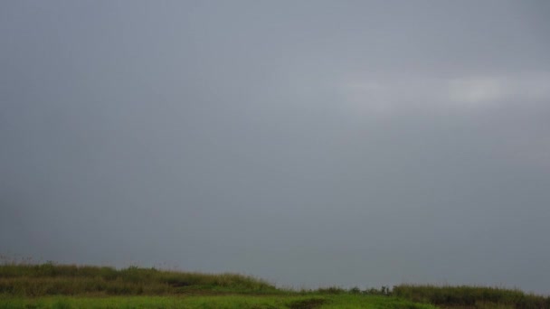 Hermosa Vista Del Paisaje Del Valle Con Nubes Rápidas Deriva — Vídeos de Stock