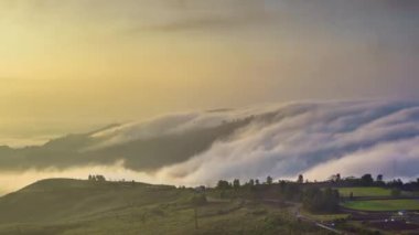 Gün doğumunun hızlandırılmış görüntüleri RANAU PARK 'ta hareket halindeki bulutlar. PAN Sola
