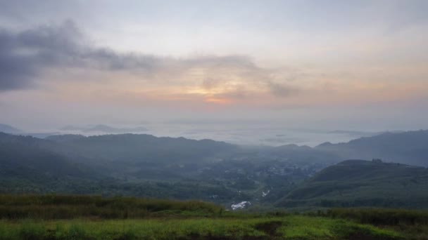 村の上を漂流高速圧延雲と美しい黄金の日の出 Ranau Sabah Borneoで撮影 時間の経過とともに — ストック動画