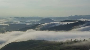 Zaman atlamalı görüntüler yağmur ormanları üzerinde sürüklenen bulutlar. RANAU PARK, SABAH, BORNEO 'da çekildi. zaman aşımı hareketi sağa
