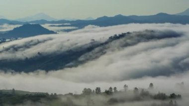 Dağların üzerinde sürüklenen bulutlar ve bulut denizi. RANAU, SABAH, BORNEO 'da çekildi. zamanaşımı hareketi yakınlaştır