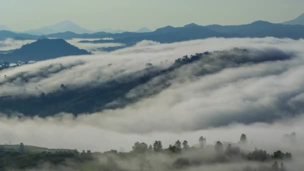 Wunderschön Dahinziehende Wolken Und Ein Wolkenmeer Über Dem Berg Aufgenommen — Stockvideo