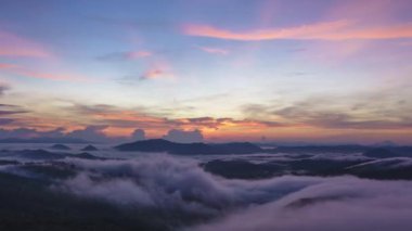 Güneşin doğuşu için güzel bir gün batımı ve bulutların vadide hareket etmesi. RANAU PARK, SABAH BORNEO 'da çekildi. zamanaşımı hareketi yakınlaştır