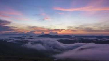 Güneşin doğuşu için güzel bir gün batımı ve bulutların vadide hareket etmesi. RANAU PARK, SABAH BORNEO 'da çekildi. zaman hızlandırma hareketi yukarı eğilir
