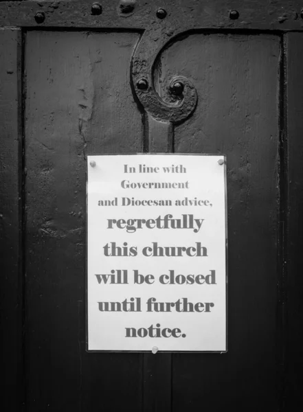 Czarny Biały Kościół Drzwi Zamknięte Coronavirus Covid Pandemia — Zdjęcie stockowe