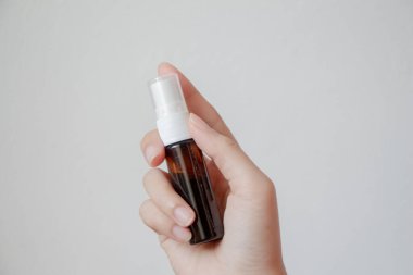 Beyaz arka planda ağız spreyi tutan kadın. Ağız ve diş bakımı. Sağlık ve Tıp Konsepti. 