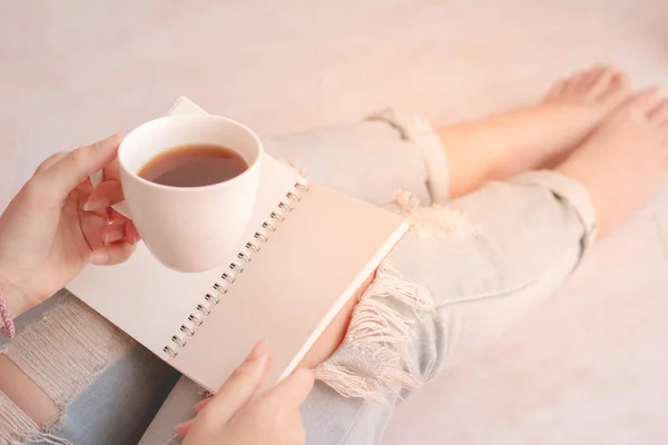 Mujer Bebiendo Café Sosteniendo Cuaderno Para Escribir Diario — Foto de Stock