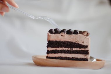 Kekten çatalla ısırmak. Ev yapımı çikolatalı pasta yemek.. 