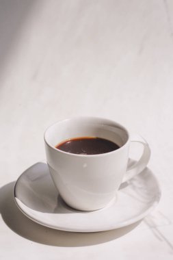 Beyaz arka planda bir fincan sıcak kahve.. 