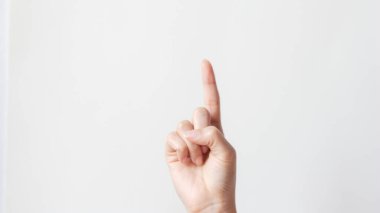 Kadın el işaret parmağı beyaz arkaplanı işaret ediyor. Kopya alanı.