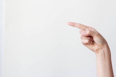 Kadın el işaret parmağı beyaz arkaplanı işaret ediyor. Kopya alanı.