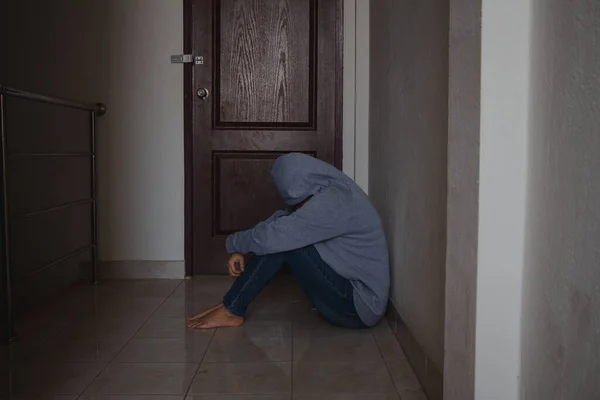 Szomorú Öleli Térdét Sír Egyedül Padlón Depressziós Magányos Mentális Egészség — Stock Fotó
