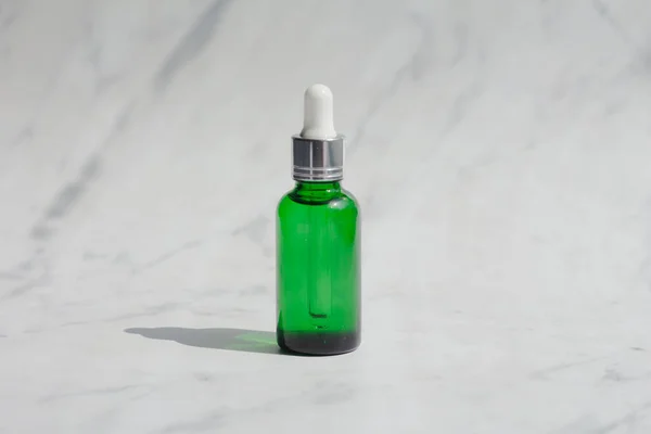 Aceite Esencial Facial Botella Verde Marrón Envase Suero Sobre Fondo — Foto de Stock