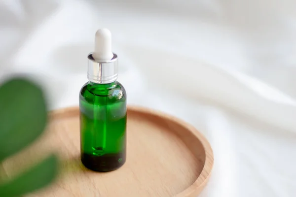 Sérum Botella Gotero Verde Placa Madera Aceite Esencial Facial Natural — Foto de Stock