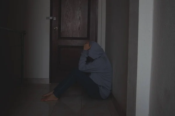 Smutna Kobieta Przytula Kolano Płacze Samotnie Podłodze Przygnębiona Samotna Koncepcja — Zdjęcie stockowe