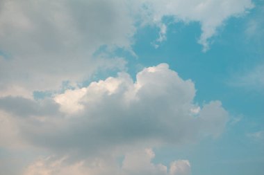 Yağmurdan önce mavi gökyüzüne karşı gri bulutlar.