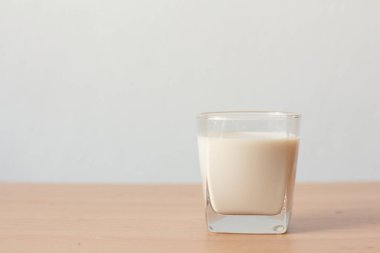 Sütü arka plandaki bardakta kapat. 