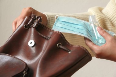 Kadın cerrahi yüz maskesi takmış..