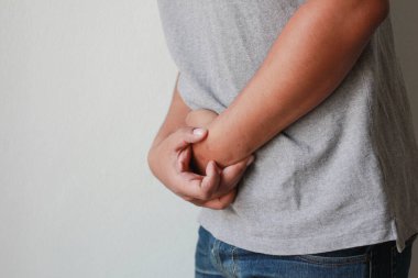 Genç adam karın ağrısından muzdarip. Kronik mide iltihabı veya karın şişmesi ve sağlık konsepti..