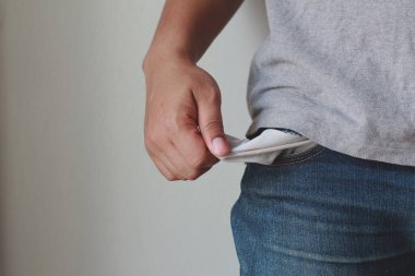 Adam cebini kapatarak para göstermiyor..