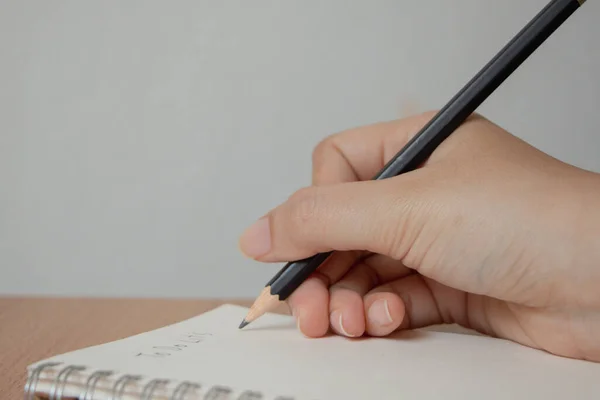 Mano Mujer Con Pluma Escribiendo Cuaderno Sobre Mesa Madera —  Fotos de Stock