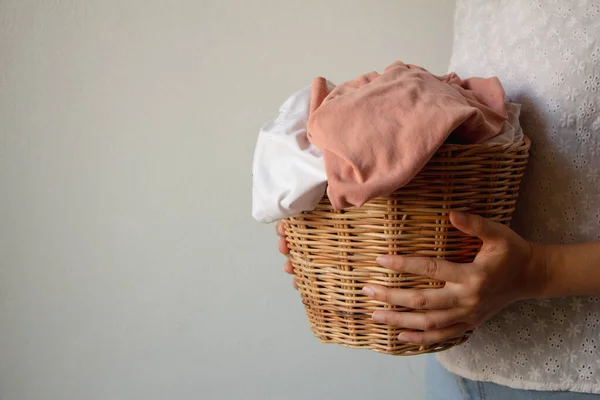 Jovem Segurando Uma Cesta Lavanderia Com Montão Roupas Cores Diferentes — Fotografia de Stock