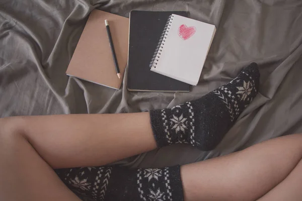 Vue Dessus Des Jambes Femme Chaussettes Avec Carnet Papier Sur — Photo