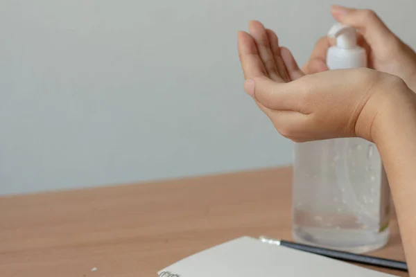 Tutup Wanita Yang Memegang Dispenser Pembersih Tangan Gel Melawan Virus — Stok Foto