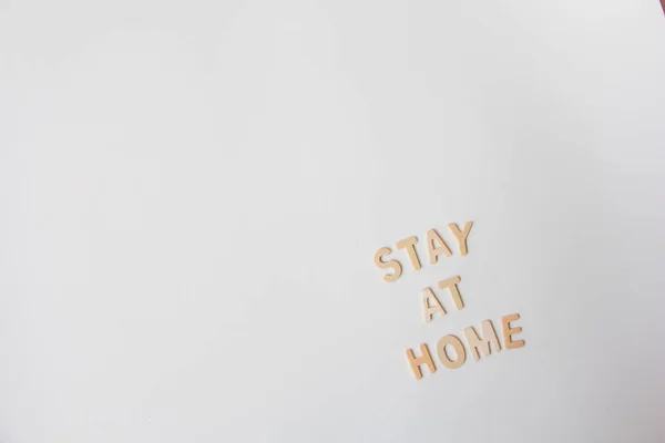 Text Holz Bleiben Sie Hause Auf Weißem Hintergrund — Stockfoto