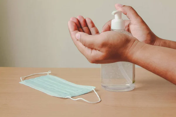 Tutup Tangan Wanita Menggunakan Pembersih Tangan Gel Dispenser Melawan Virus — Stok Foto