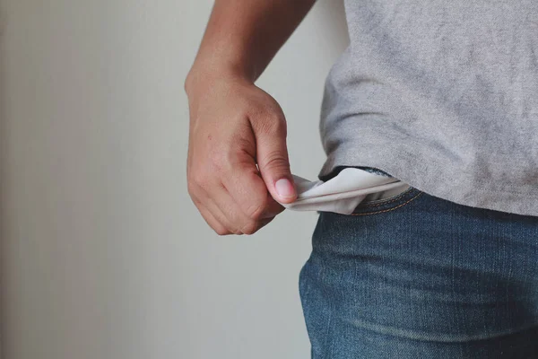 Adam cebini kapatarak para göstermiyor..