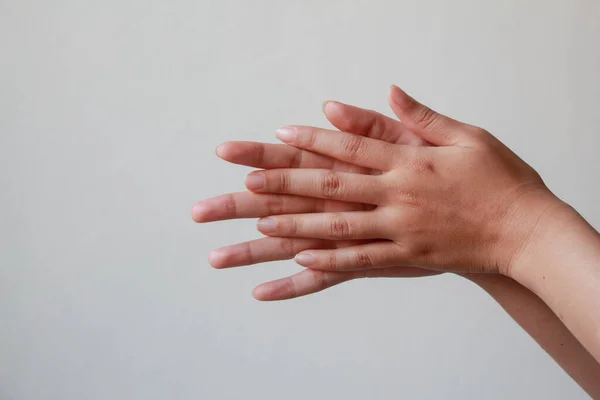 Fechar Mulher Lavar Mãos Dispensador Gel Desinfetante Contra Coronavírus Vírus — Fotografia de Stock