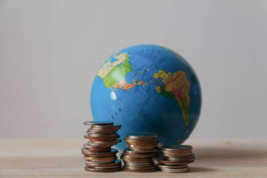 Küre ve madeni para yığını, dünya ekonomisi.