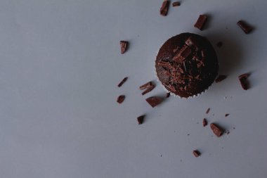 Çikolatalı keklerin üst görüntüsü, çikolatalı kekler, gri arka planda ev yapımı pişirme. Boşluğu kopyala.