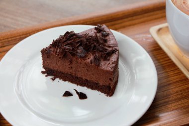 Tabakta çikolatalı mus keki.