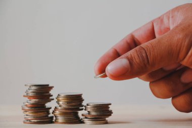 Erkek eli para yığını büyüyen iş ve gelecek için para biriktirme.