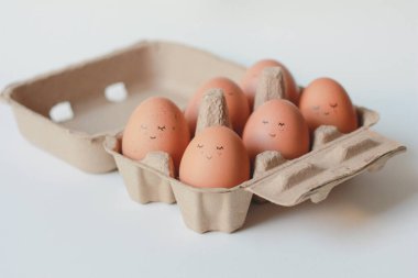 Yumurta kutusundaki gülen surat. Mutlu Paskalya Yumurtaları Günü..