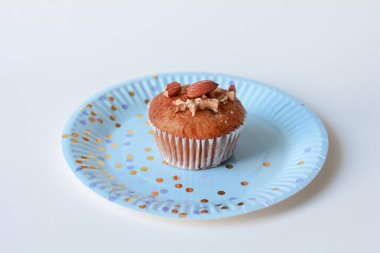 Badem fasulyeli kek, gri arka planda ev yapımı kek. Boşluğu kopyala.