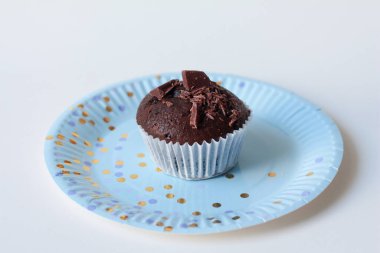 Çikolatalı kekler, gri arka planda ev yapımı kekler. Boşluğu kopyala.