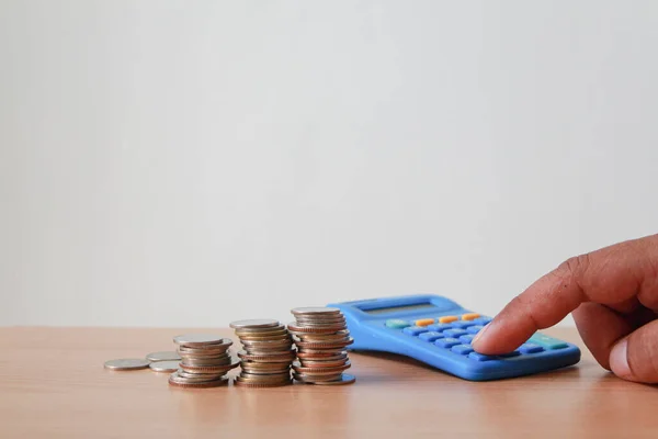 Moeda Pilha Com Homem Usando Calculadora Trabalhando Mesa Escritório — Fotografia de Stock