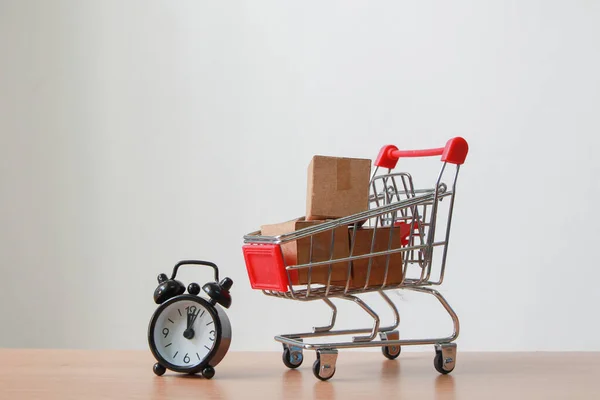 Carro Compras Miniatura Con Paquetes Cajas Papel Carro Con Despertador —  Fotos de Stock