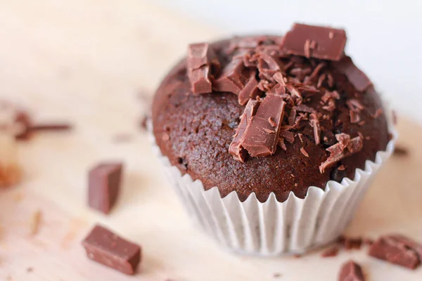 Choklad Muffins Hemgjorda Chokladbitar Skärbräda — Stockfoto