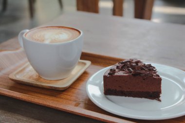 Sütlü kahve ve çikolatalı kek..