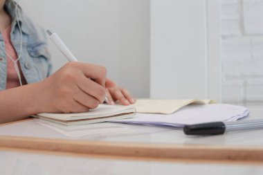 Not defterine kalem yazan bir kadın. Kadın. 