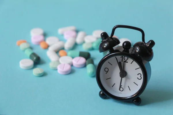 Pillole Con Sveglia Nera Sfondo Blu Tempo Prendere Pillole — Foto Stock